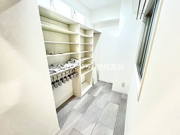 物入が玄関にあり、靴以外の収納も沢山できます。いつでも玄関をスッキリと片付けられ、身支度を簡単に済ませるにも最適です。