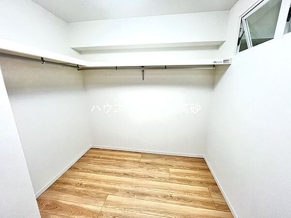 人気のウォークインクローゼットが備え付けられております♪収納が広々としているとインテリアや家具のレイアウトにもこだわることができますね。全居室収納付きで機能性にも優れた住宅です☆