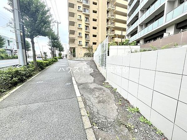 前面道路含む外観