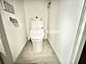 トイレ：お掃除しやすい素材と機能にこだわったトイレはいつまでもキレイが続きます。少ない水量で洗浄できる、環境にもお財布にもやさしいエコなトイレです。