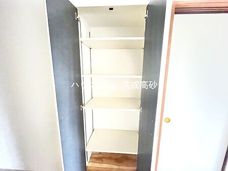適材適所の収納付きです。