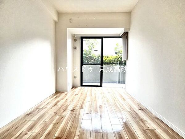 お子様の成長と共に「住まい方」も変化していきます。居室にはクローゼットを完備し、自由度の高い家具の配置が叶うシンプルな空間です。