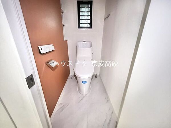 洗浄付き便座が魅力的なトイレです♪毎日使用する場所だからこそ、いつも清潔な空間であって頂けるよう配慮しました。窓で換気はばっちり、デザインもシンプルで清潔感が漂います。