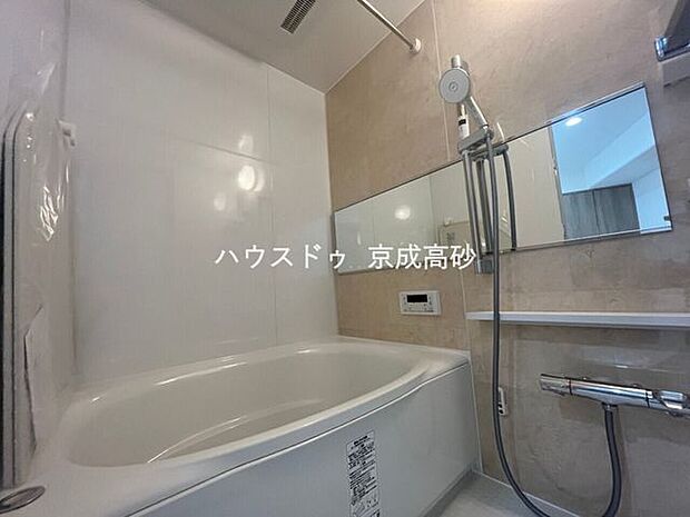 清潔感のあるシンプルな浴室