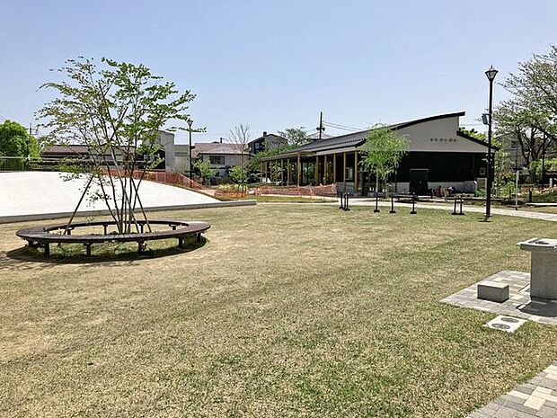 鎌倉公園野草園・遊具・じゃぶじゃぶ池があり、子どもから大人まで楽しめます 380m
