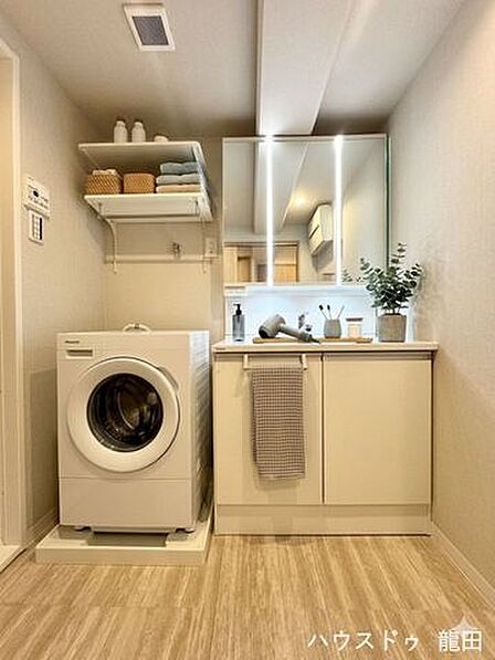 洗濯と身支度がスムーズにこなせる洗面空間。すっきりとした収納で、毎日の家事効率がグッと上がります※家具を入れたイメージ写真です