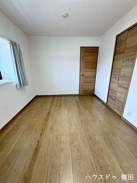 シンプルだからこそ、自分色に染められる部屋。ライフスタイルに合わせて自由に彩る、理想の拠点です。