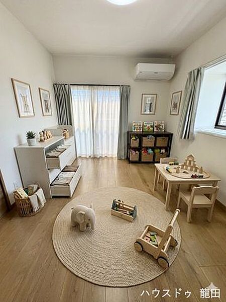 木のぬくもりと柔らかな陽光に包まれる子供部屋。のびのびと遊び、豊かな感性を育む健やかな毎日を。※家具を入れたイメージ写真です