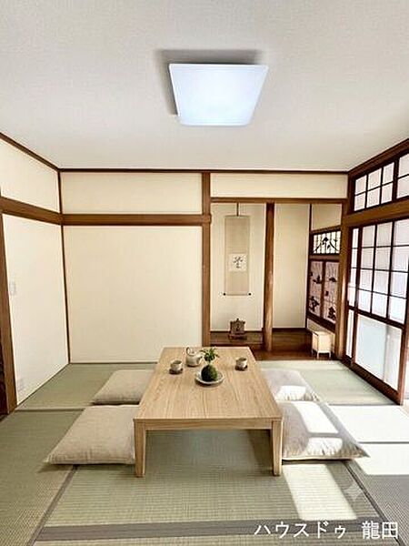 心安らぐ畳の香りと美しい和の佇まい。家族みんなでゴロゴロと寛げる、温もりあふれるくつろぎの空間。※家具を入れたイメージ写真です