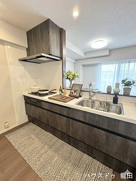 ■□■キッチン■□■窓まで見渡せる開放的なオープンキッチン。お料理中も家族の気配を感じられ、会話が自然と弾む住まいです。※家具を入れたイメージ写真です