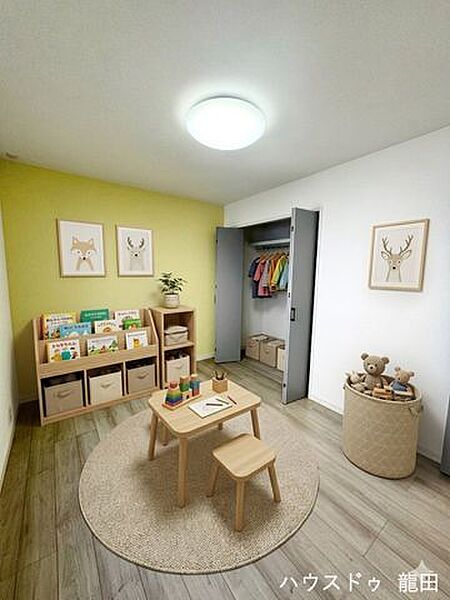 たっぷり収納と使いやすい家具を備えた可愛らしい洋室。お子さまの笑顔があふれる温もりあふれる空間です※家具を入れたイメージ写真です
