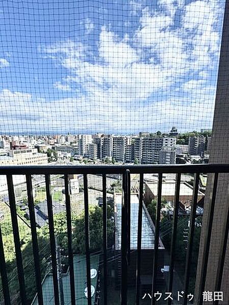 窓辺から熊本城が見える、開放的な暮らし。忙しい日も、ふと眺める景色が家族の心を穏やかにします。