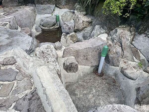 自宅のお庭に本格的な岩風呂！休日は家族みんなで温泉旅行気分を味わえる、癒やしのマイホームです。