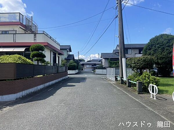 目の前に公園。車の通り抜けも少なく、のびのびと子育てを楽しめる住環境です。