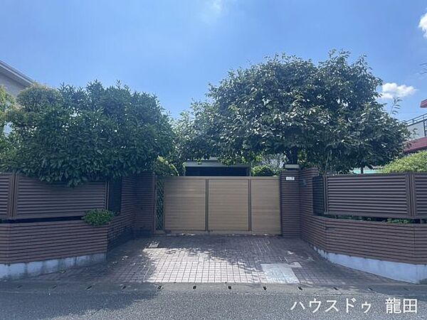 豊かな緑と門扉でプライバシーを確保。外の目を気にせず、家族のゆったりした時間を過ごせるお家です。