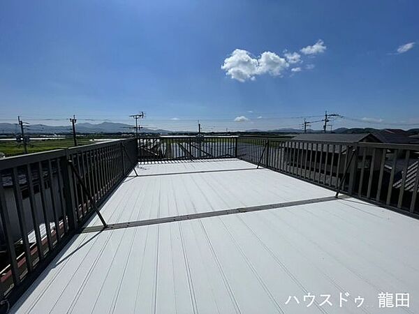 昼は子供と青空の下でのびのび遊び、夜は星空を眺める特等席に。おうち時間がもっと好きになる屋上です。