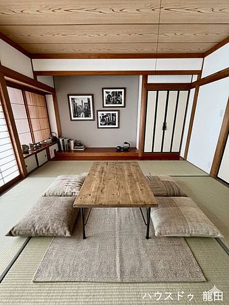伝統と新しさが調和する内装。来客用としてはもちろん、趣味や読書を楽しむ大人の休息場所にも最適。※家具を入れたイメージ写真です