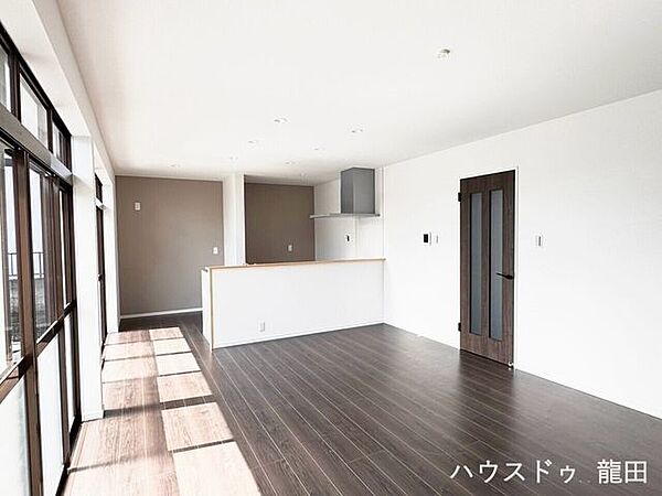大きな窓からたっぷりの陽光が差し込む、明るく開放的なリビング。家族みんなが自然と集まる温かな空間で暮らせます