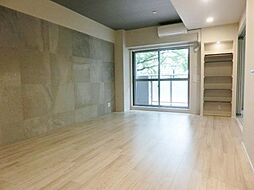 東急東横線 中目黒駅 徒歩13分の賃貸マンション 1階1SLDKのリビング/ダイニング