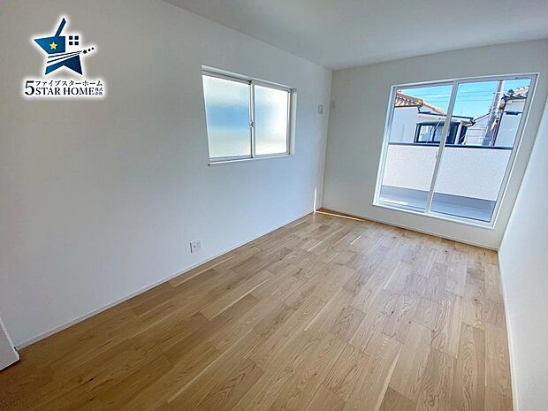 2階二つのお部屋からバルコニーに出られるのでお布団干すにも最適です！