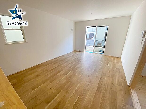 掃き出し窓からたっぷり光が入ります！LDKからつながる和室もございます！