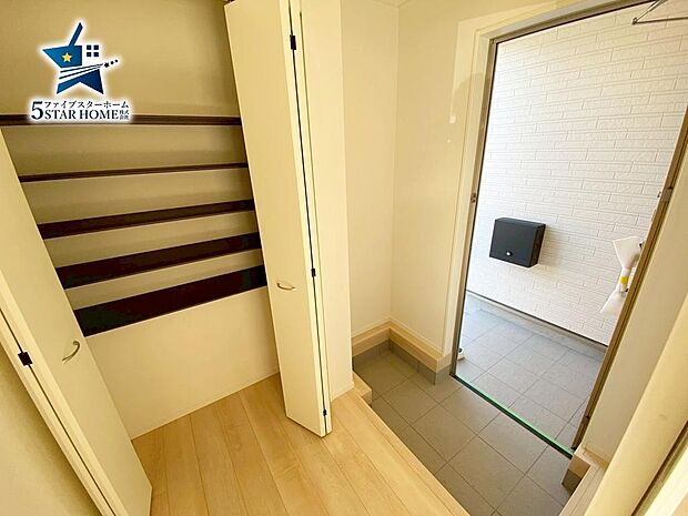 たっぷり収納できるシューズクローゼットが魅力的!扉を開けてもお外から玄関が見えないのも◎