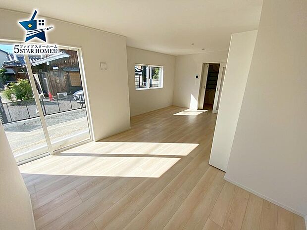 掃き出し窓からたっぷり光が入ります♪リビングに大きな収納スペースがあるのも魅力的です!