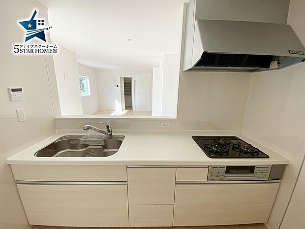 白で統一された清潔感のあるシステムキッチン♪