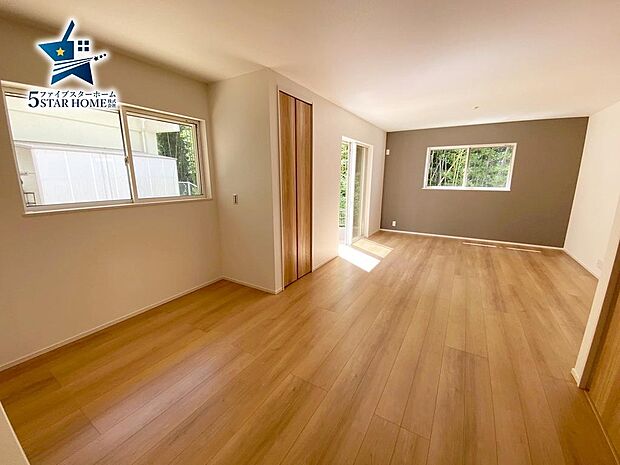 LDK20帖のアクセントクロスが可愛いリビングです！