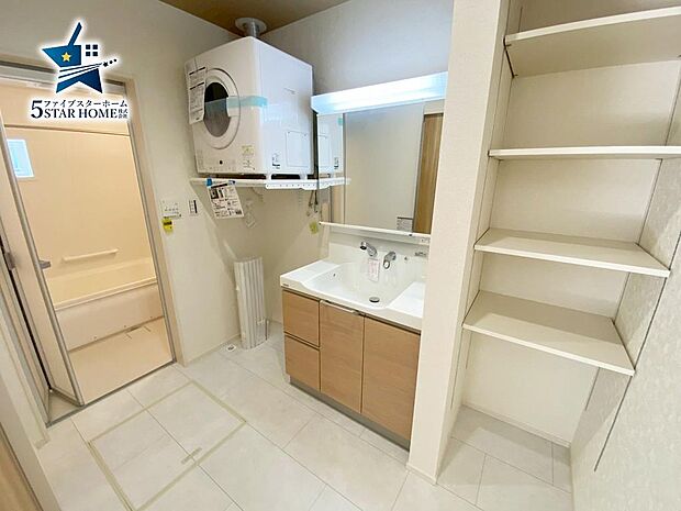 可動式収納棚あり♪