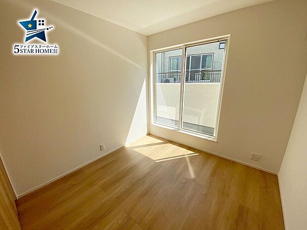 洋室4.5帖、バルコニーに出られるお部屋です！