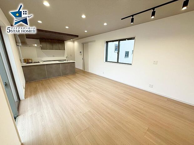 LDK17帖の使いやすい長方形のリビングです♪