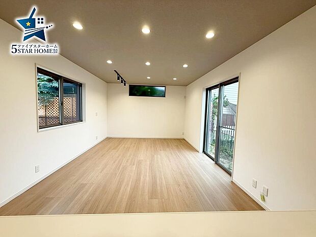 ダウンライトと間接照明がとってもオシャレです♪