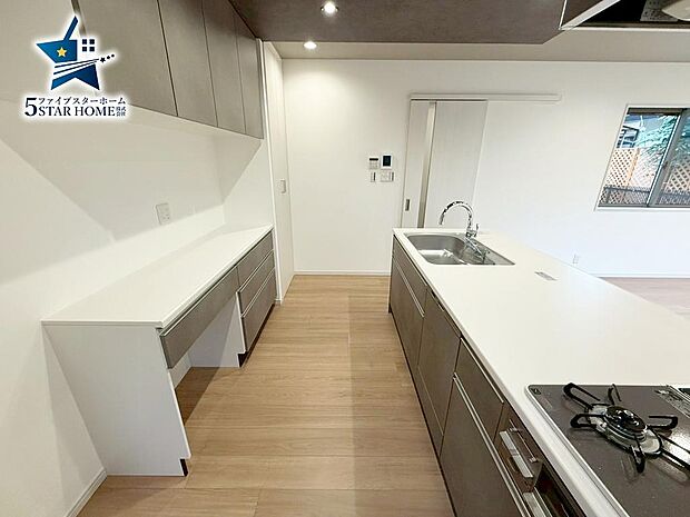 グレージュの食器棚備え付きで統一感のあるオシャレなキッチンに♪生活感が出てしまうゴミ箱の設置スペースがあるのも魅力的です♪