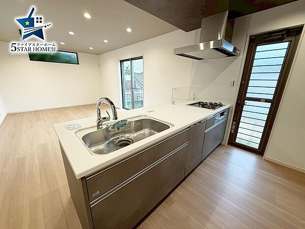 食洗器完備！フラットキッチンは開放感があり、ご家族での会話も増えますね♪