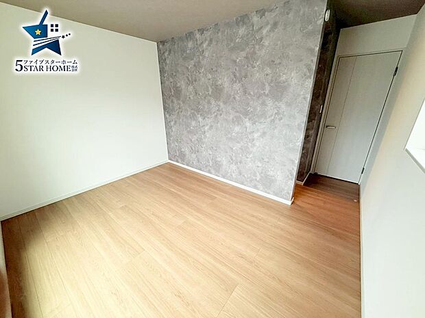 オシャレなアクセントクロスが魅力的な6.7帖洋室です！バルコニーにも出られるお部屋です♪