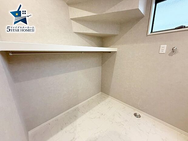 収納棚の下はお洋服がかけられるます♪ご家族の生活に合わせて収納タンスをおいても♪