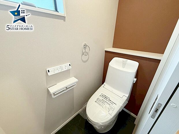ウォシュレット付きトイレです♪ちょっとした棚も小物が置けておこに入りの空間へ！