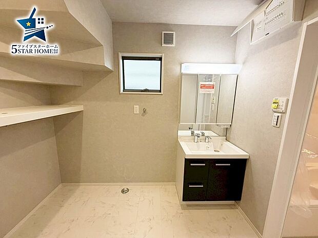 建売で叶う広めの脱衣洗面所です！