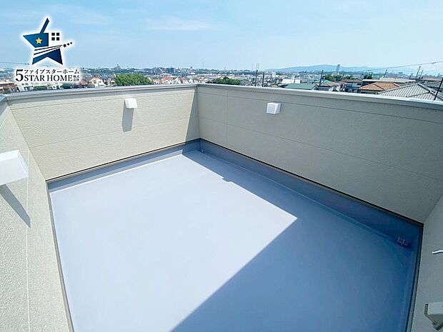 屋上ルーフバルコニーはプールやBBQもご近所の目を気にすることなく楽しめます♪