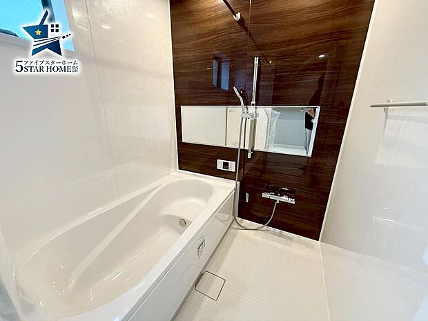 浴槽の中に段差があるので小さなお子様とも安心してご入浴いただけます♪半身浴にもぴったりです＾＾