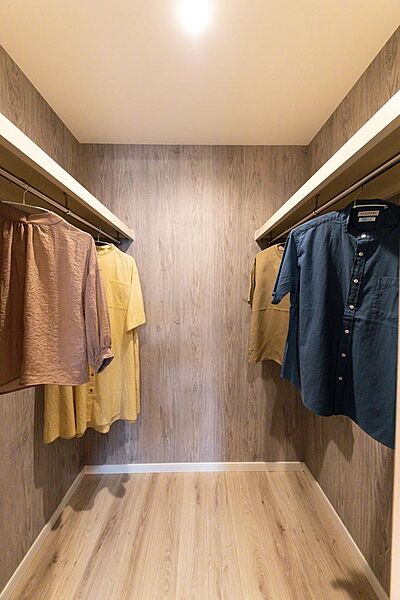 おしゃれなご夫婦に嬉しいWIC。棚とハンガーパイプで、たくさんの鞄や帽子、お洋服が収まります。/施工例