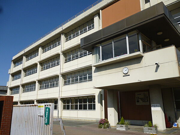 柏原市立玉手中学校まで1529m 徒歩20分です。『豊かな心を培い、学びを大切にする生徒の育成』 ～出会い、ふれあい、助け合い～　を学校教育目標に掲げています。市内でも生徒数の多い学校です。