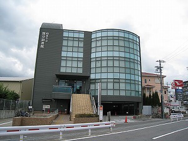 柏原市立国分図書館まで885m 徒歩12分です。開館時間10:00～18:00(休館日：毎週火曜日)です。子ども図書館、おはなしコーナー、学習室等あり、お子様のいるご家庭も利用しやすい図書館です。