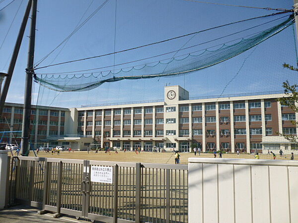 柏原市立旭ケ丘小学校まで659m 徒歩9分です。体力作りには程よい距離です。「すべての子どもの笑顔が輝く学校」を学校教育目標に掲げ、生徒たちが明るく元気に通う小学校です。
