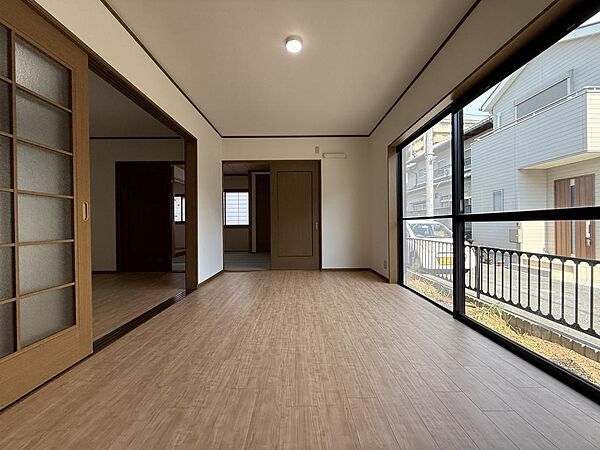 【リビング/約7.5帖】戸を開けることで、DKや和室と一続きになります。引き戸ですので開閉時にぶつかりにくく、家具を配置しやすいメリットもあります。