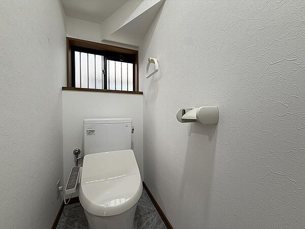 【トイレ】ホワイト調でまとめられた、清潔感あるトイレ空間。タオルハンガー付きです。