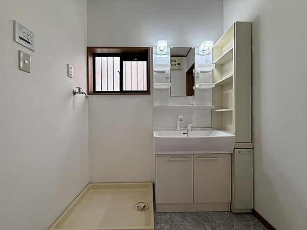 【洗面室】洗面室、浴室、トイレなど水回りは1階に配されています。ワンフロアで暮らしやすい住まいです。