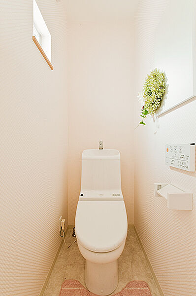 【トイレ/施工例】すっきりとしたフォルムの一体型トイレを採用。日々のお手入れの負担が軽減します。