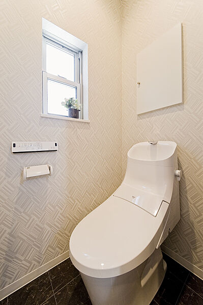 【トイレ/施工例】トイレは1階、2階の2箇所に備わります。